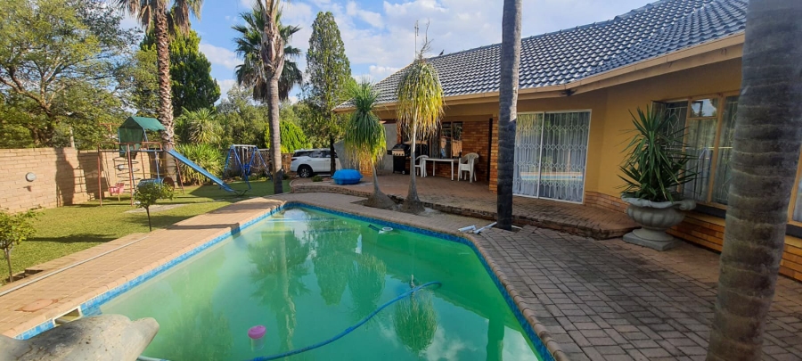 4 Bedroom Property for Sale in Roosheuwel North West